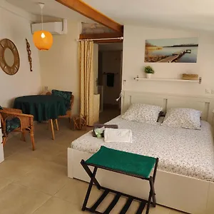 studio-hyper-equipe-a-150m-dune-plage-de-sable-fin.fr-provencehotel.com/
